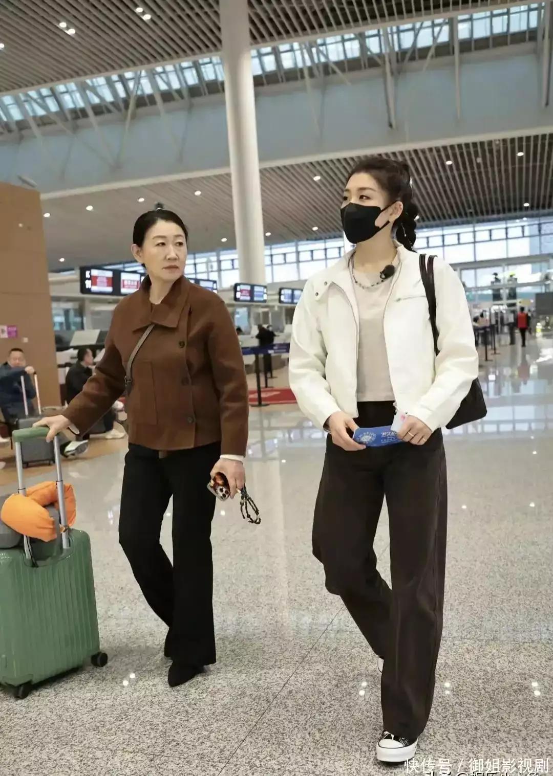 "离婚59天后！42岁黄圣依VS31岁陈梦同框细节曝光"(图3)