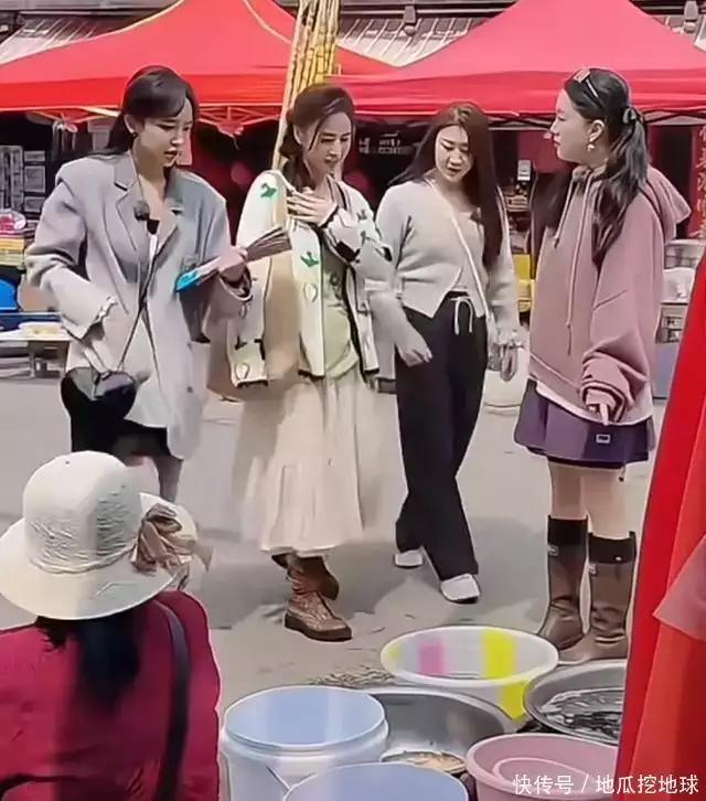 "离婚59天后！42岁黄圣依VS31岁陈梦同框细节曝光"(图2)