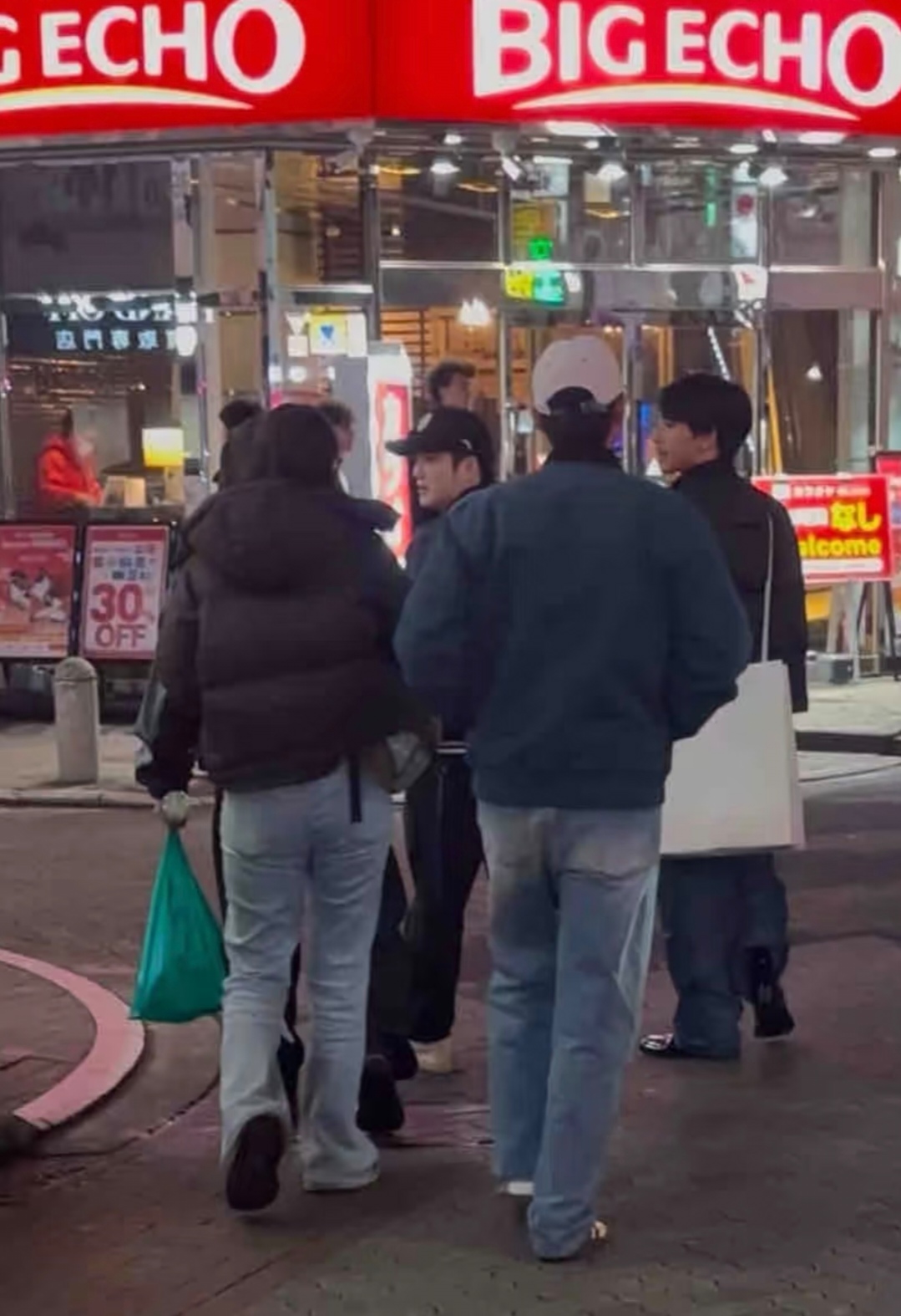 再见樊振东！拒绝世界杯，与李现亮相日本，头戴鸭舌帽瘦到不敢认(图7)