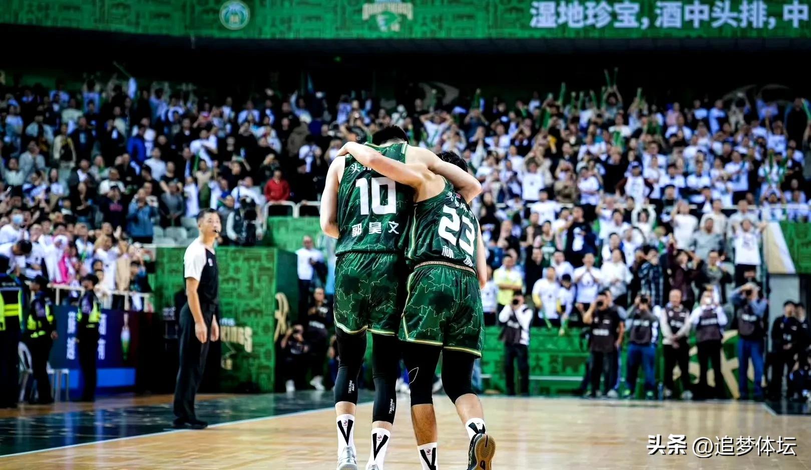 CBA疯狂一夜:青岛惨败+决胜局隐患重重,新疆险胜晋级+迎疆辽大战(图5)