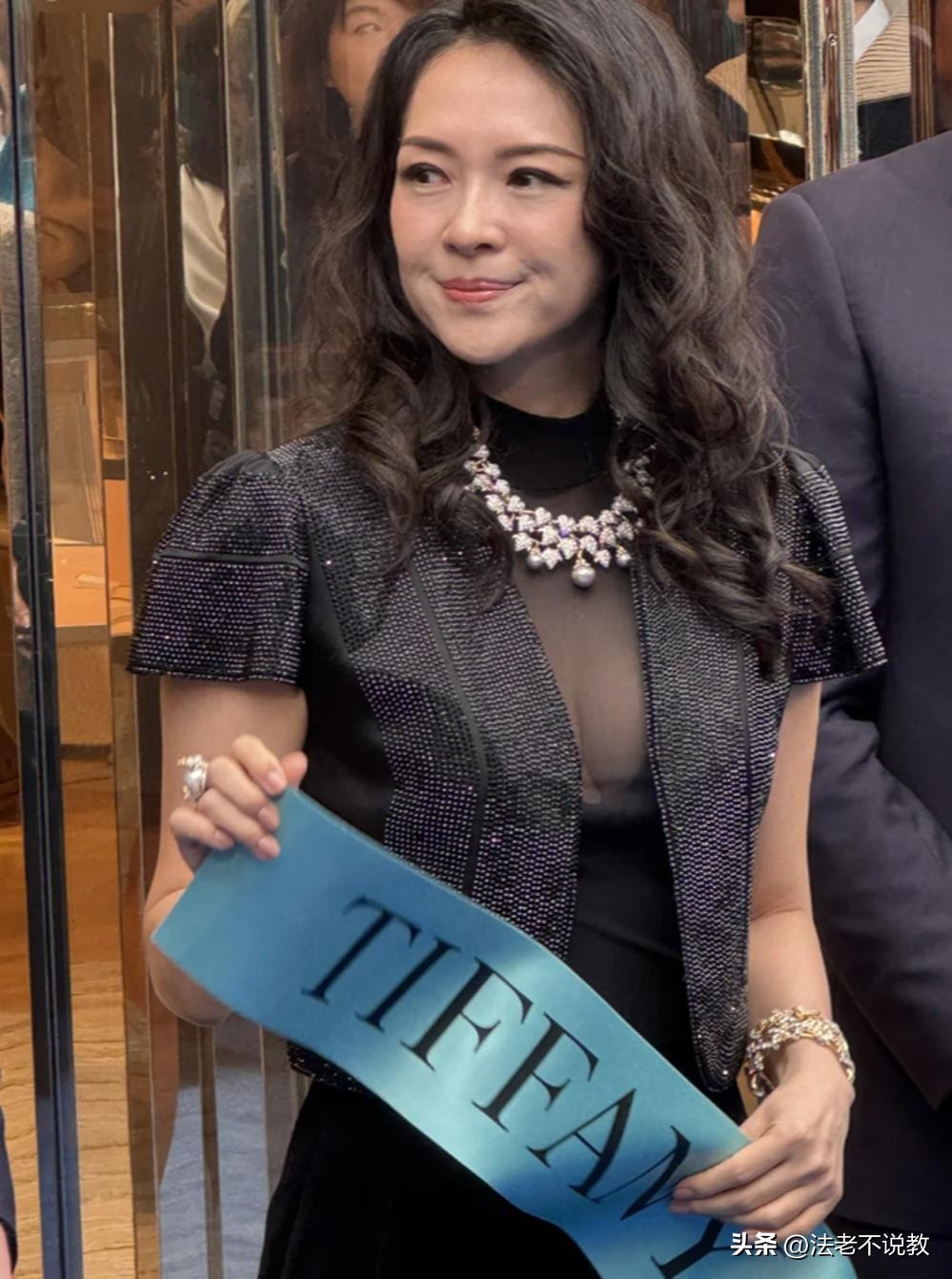 46岁章子怡现身成都，离开美颜滤镜，真实状态曝光，膝盖尤为吸睛(图11)