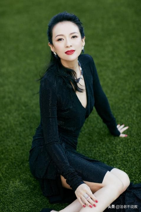 46岁章子怡现身成都，离开美颜滤镜，真实状态曝光，膝盖尤为吸睛(图4)