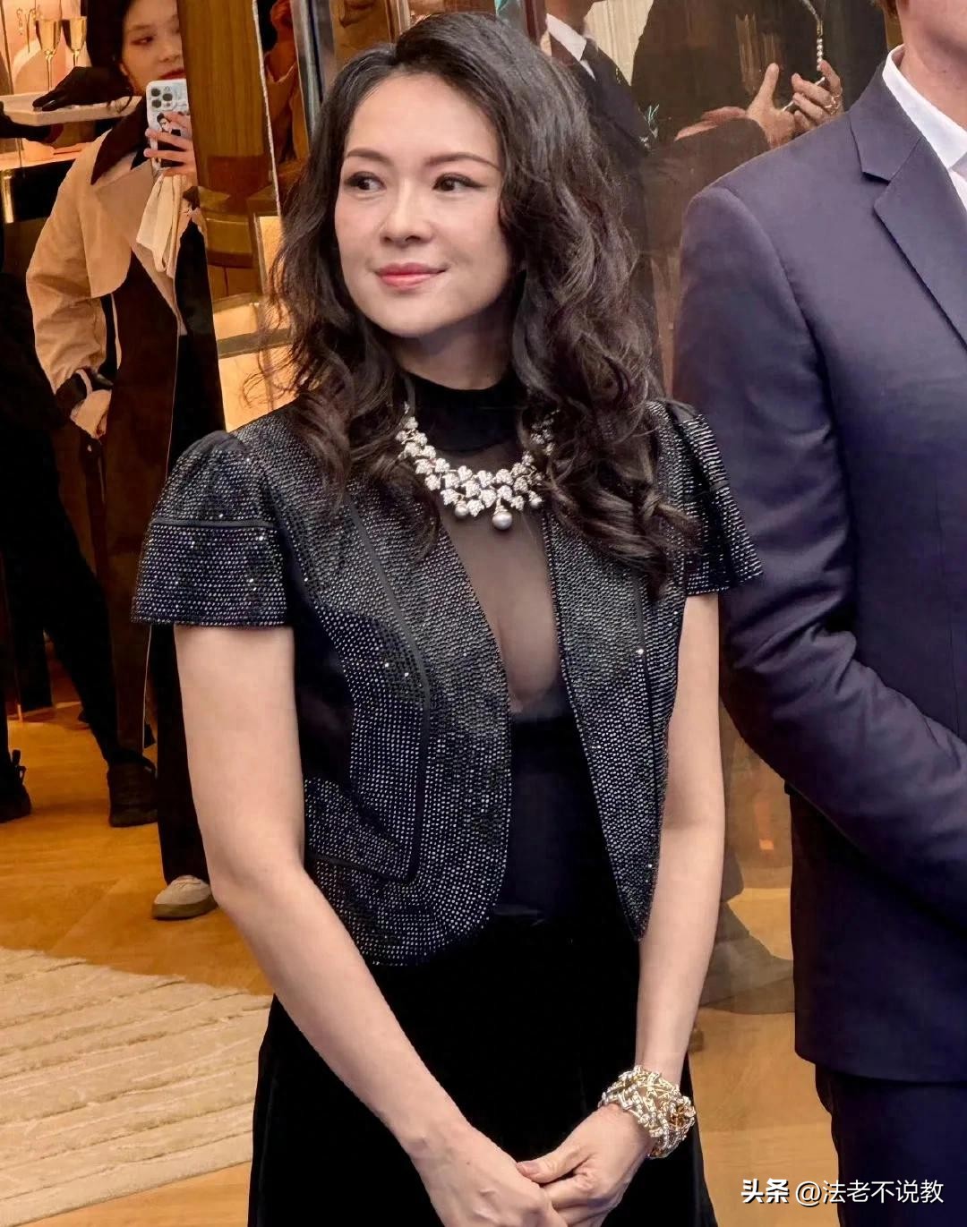 46岁章子怡现身成都，离开美颜滤镜，真实状态曝光，膝盖尤为吸睛(图12)