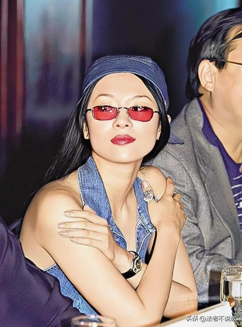 46岁章子怡现身成都，离开美颜滤镜，真实状态曝光，膝盖尤为吸睛(图14)
