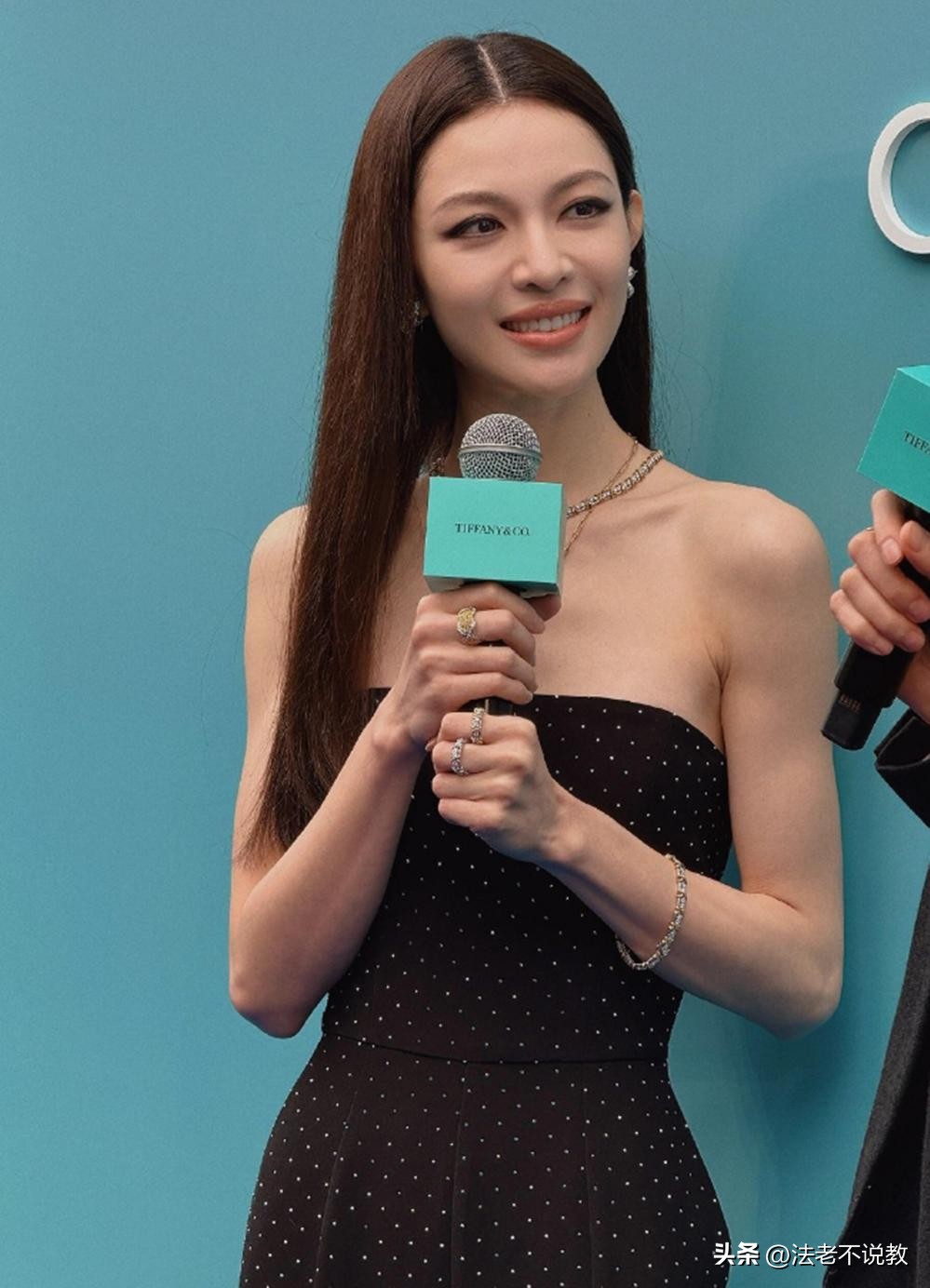 46岁章子怡现身成都，离开美颜滤镜，真实状态曝光，膝盖尤为吸睛(图9)