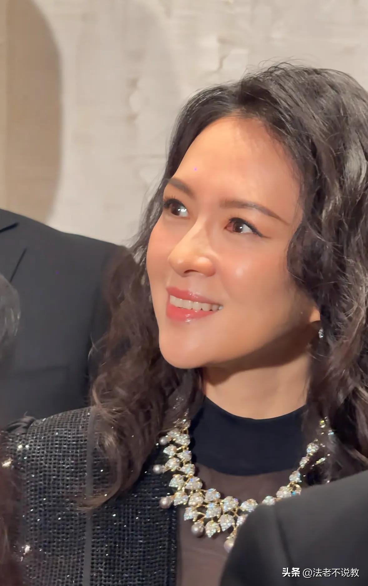 46岁章子怡现身成都，离开美颜滤镜，真实状态曝光，膝盖尤为吸睛(图22)
