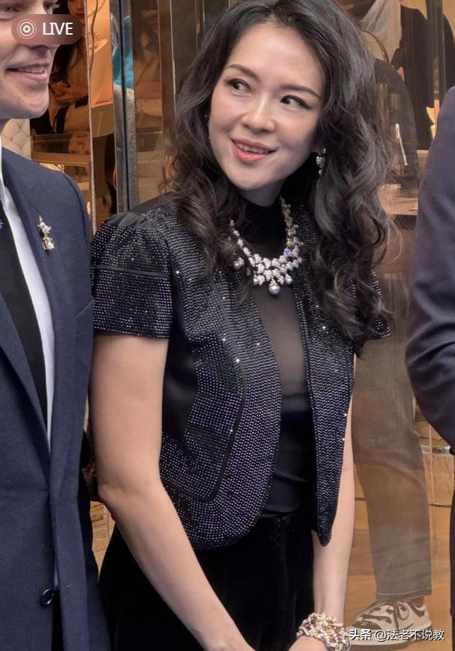 46岁章子怡现身成都，离开美颜滤镜，真实状态曝光，膝盖尤为吸睛(图17)