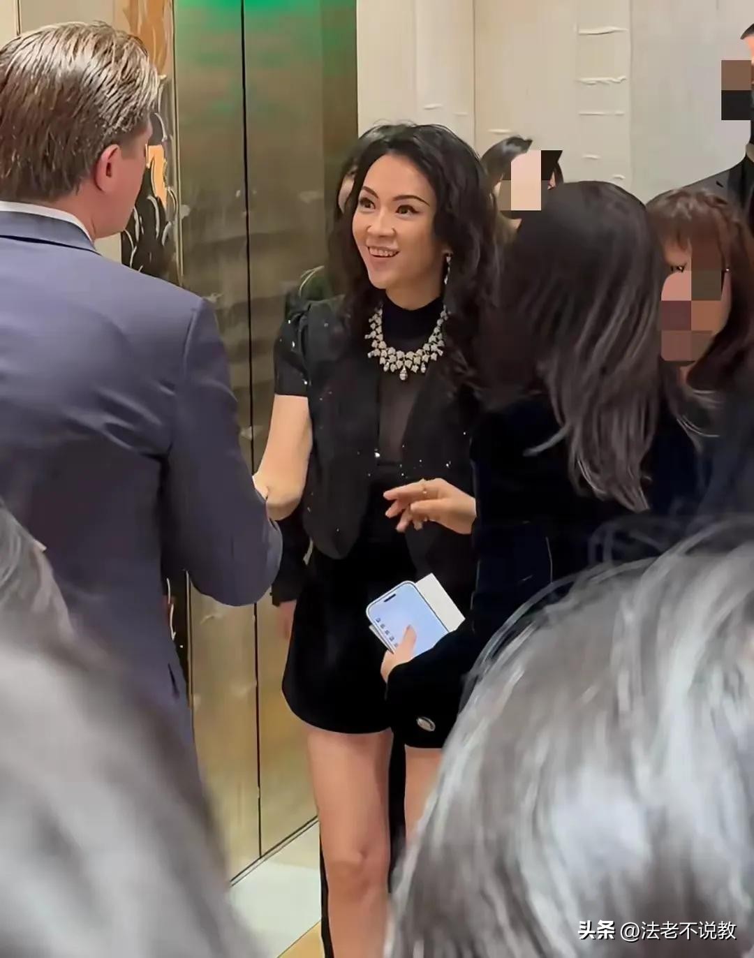 46岁章子怡现身成都，离开美颜滤镜，真实状态曝光，膝盖尤为吸睛(图23)