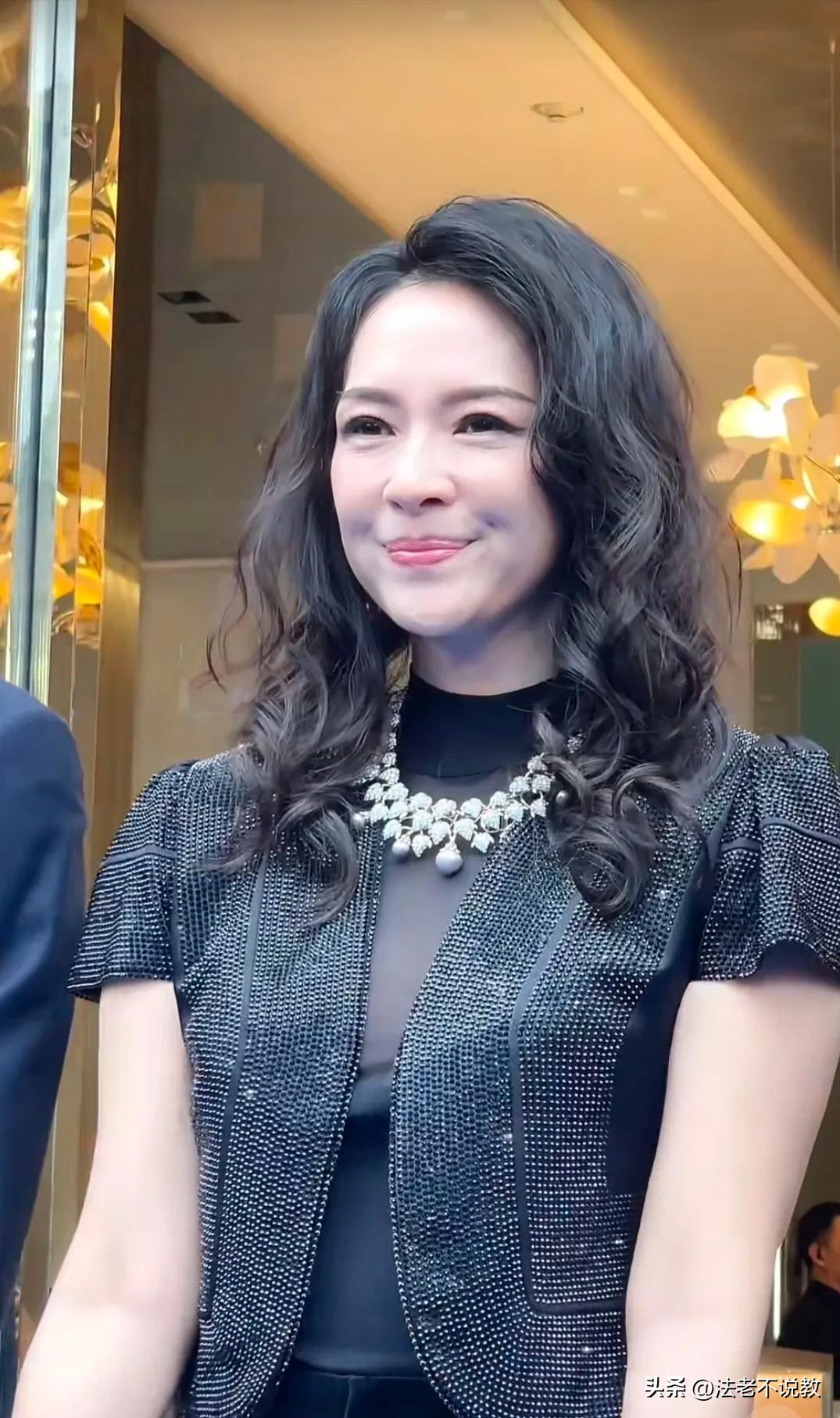 46岁章子怡现身成都，离开美颜滤镜，真实状态曝光，膝盖尤为吸睛(图16)
