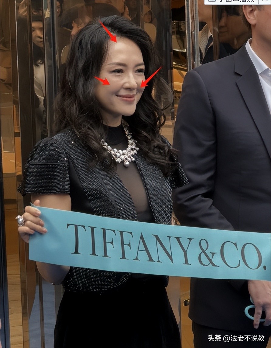 46岁章子怡现身成都，离开美颜滤镜，真实状态曝光，膝盖尤为吸睛(图19)