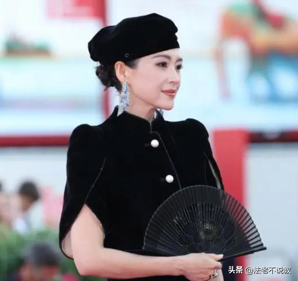 46岁章子怡现身成都，离开美颜滤镜，真实状态曝光，膝盖尤为吸睛(图15)