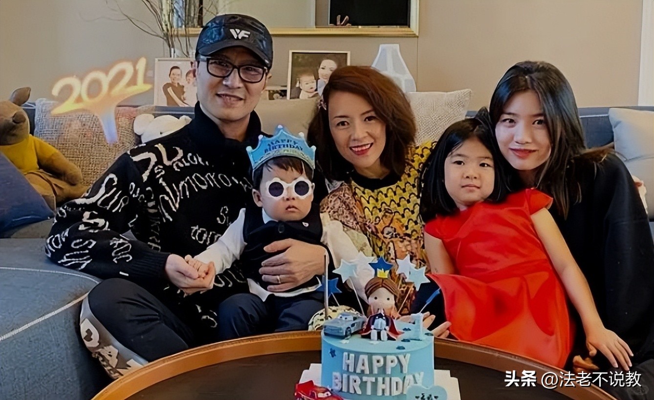 46岁章子怡现身成都，离开美颜滤镜，真实状态曝光，膝盖尤为吸睛(图31)