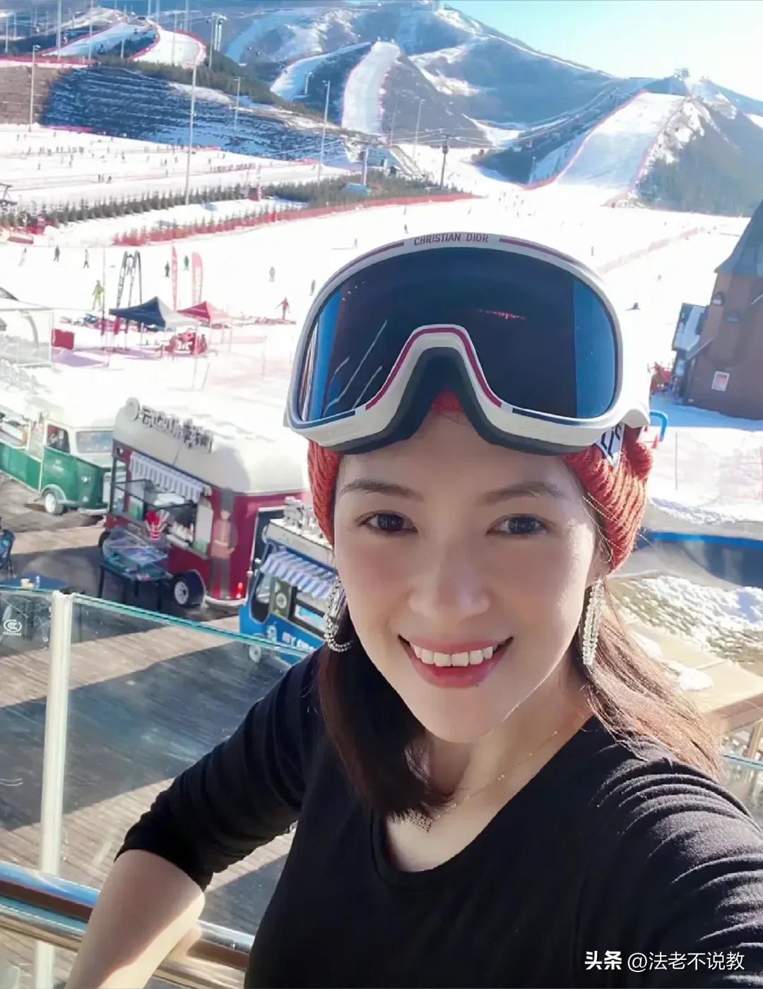 46岁章子怡现身成都，离开美颜滤镜，真实状态曝光，膝盖尤为吸睛(图33)