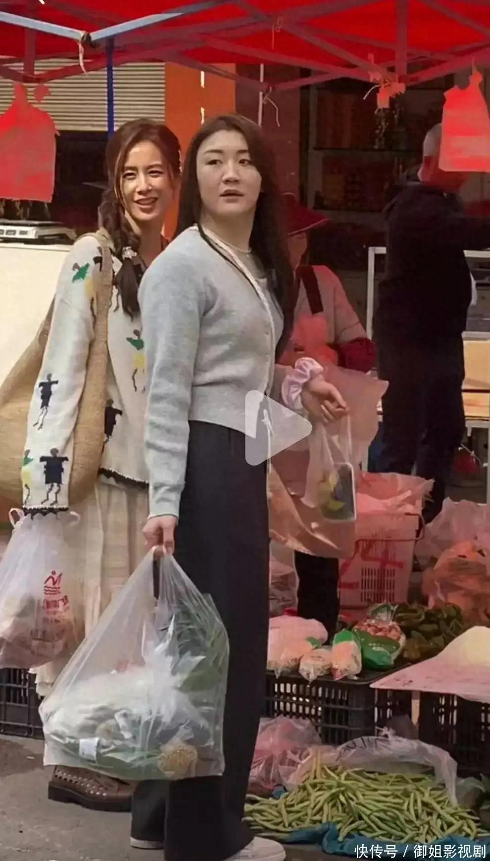 "离婚59天后！42岁黄圣依VS31岁陈梦同框细节曝光"