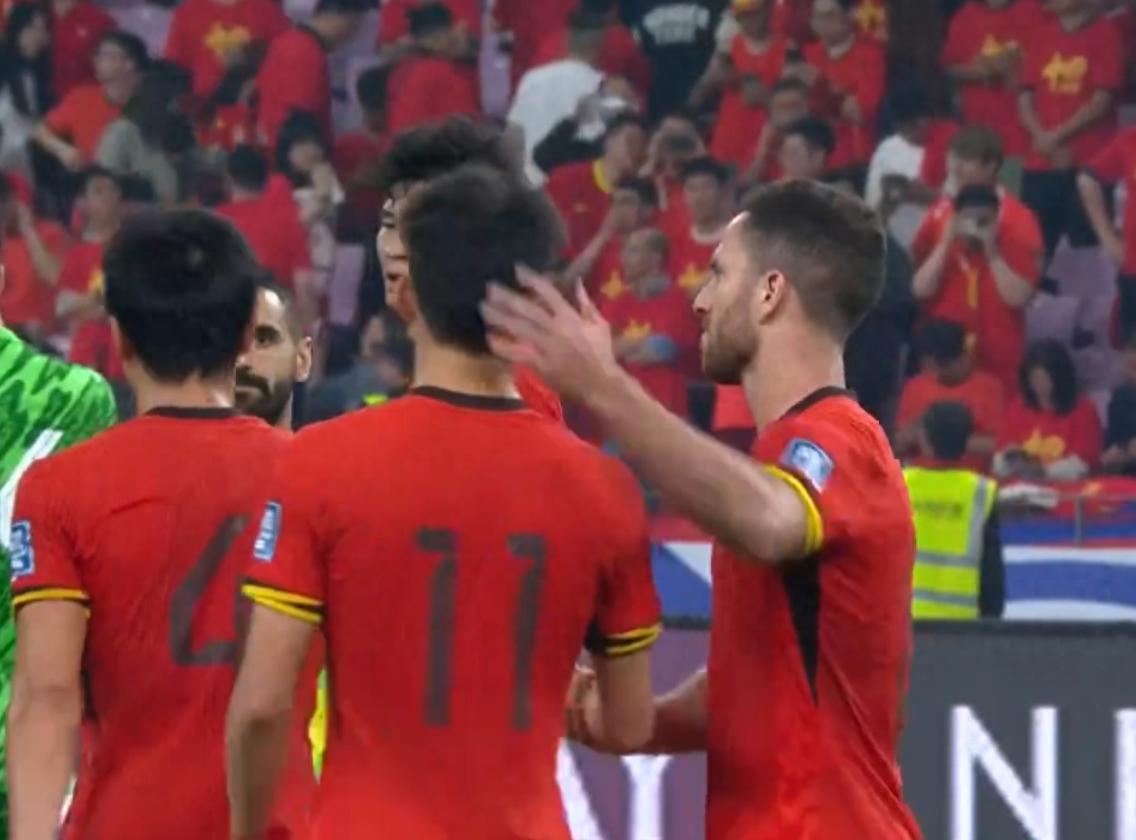 国足梦醒！哪怕连灭巴林印尼仍可能淘汰，12分也出局，除非踢7-0(图1)