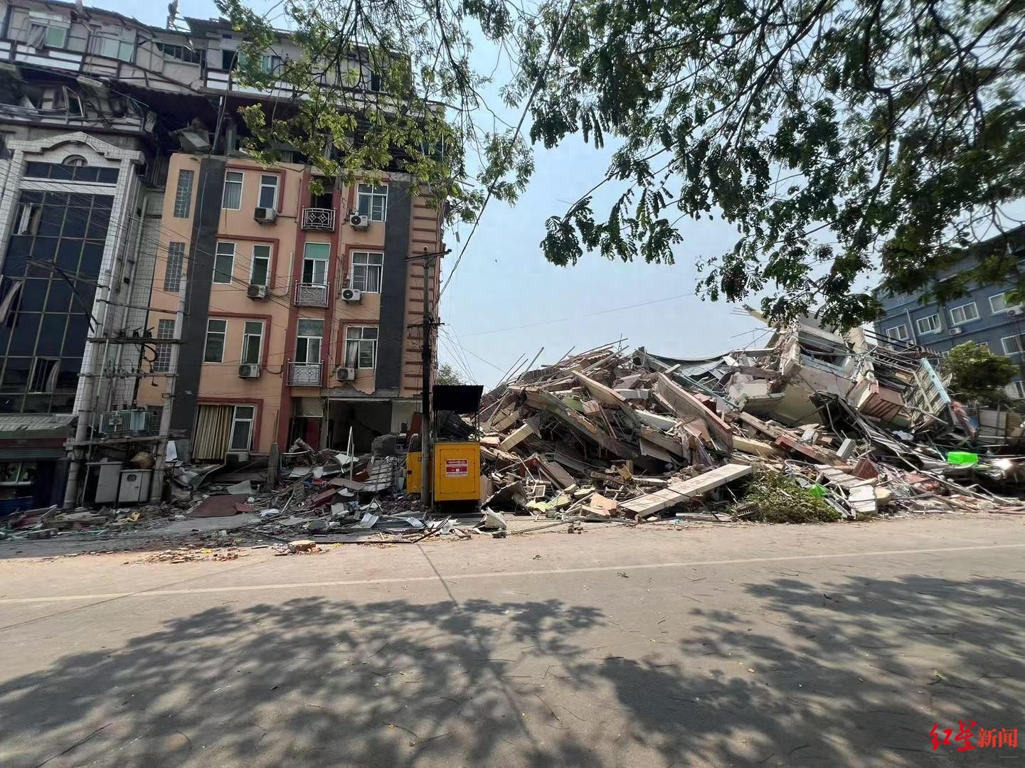 曼德勒一宾馆垮塌严重，男子为寻找同事在废墟守了三天，地震时两人通话20秒就断了(图1)
