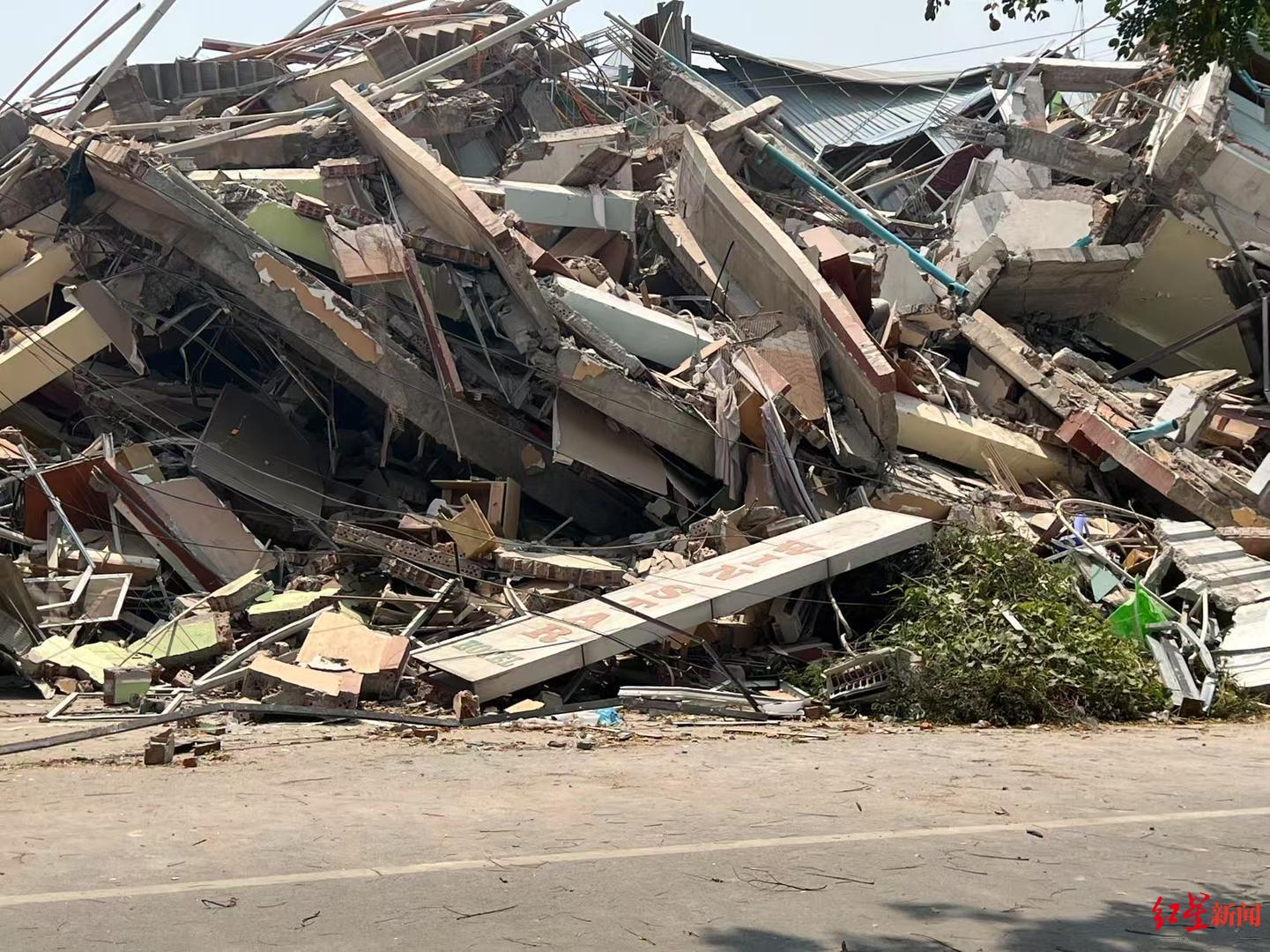 曼德勒一宾馆垮塌严重，男子为寻找同事在废墟守了三天，地震时两人通话20秒就断了(图2)