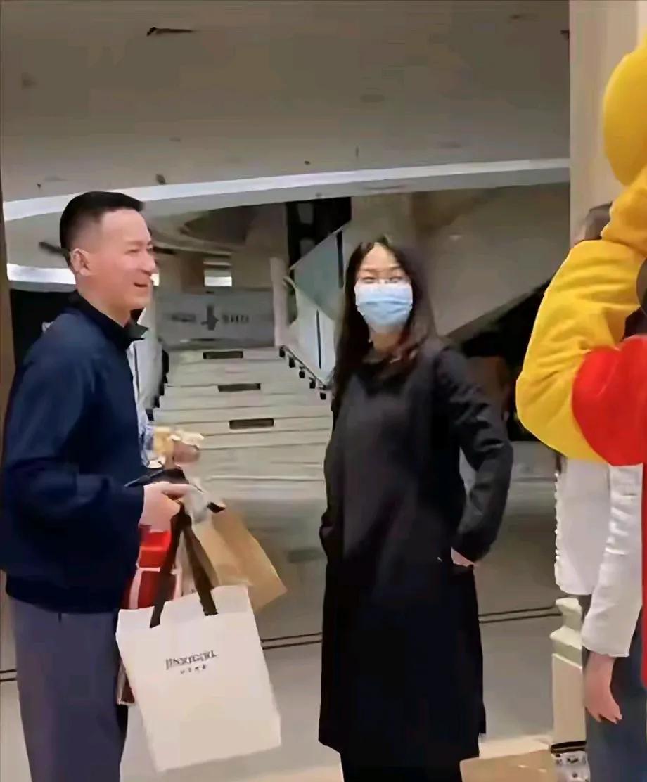 失算了！谢爸离婚时间线曝光，另一儿子照片被扒，谢浩男口碑翻车(图5)