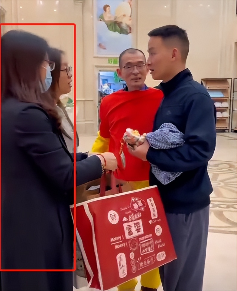 失算了！谢爸离婚时间线曝光，另一儿子照片被扒，谢浩男口碑翻车(图6)