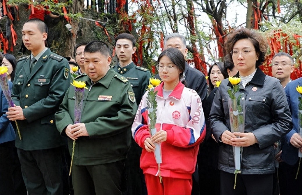 不搜不知道，一搜吓一跳，小姑娘不仅来自101高中还是钢琴才女！(图1)