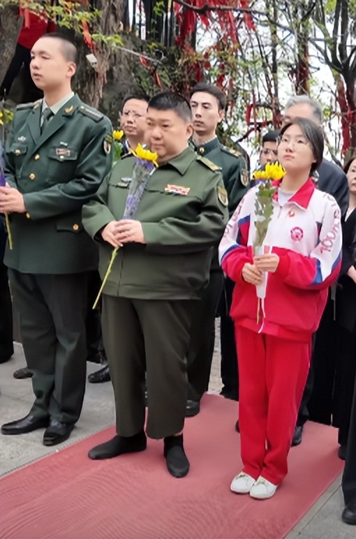 不搜不知道，一搜吓一跳，小姑娘不仅来自101高中还是钢琴才女！(图6)