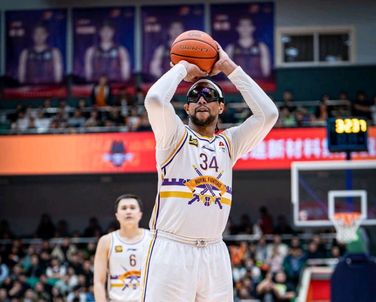 103-104！CBA十冠王轰然倒下，遭3分绝杀！爱将21分，主帅沉默了(图4)