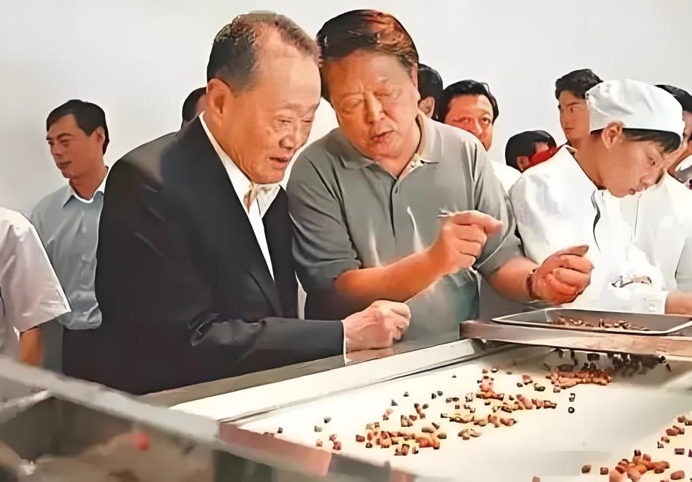 6000亿灰飞烟灭！伪装成国货的金龙鱼，背后的“资本局”昔日“油茅”，风光不再！    近日，金龙鱼公布2024年年度财报，公司营业收入2388.66亿元，同比下降5.03%，归母净利润仅为25.02亿，同比下降12.14%。    金龙鱼曾是与茅台比肩的粮油巨头，如今却交出一份不好看的成绩单，着实令人唏嘘。       但这已经不是金龙鱼首次出现业绩亏损。自2020年上市以来，金龙鱼就陷入长达三(图3)