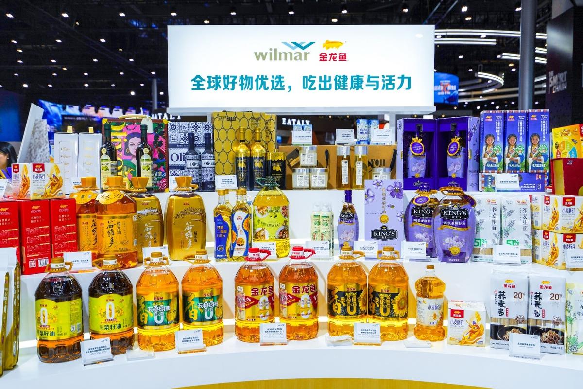 6000亿灰飞烟灭！伪装成国货的金龙鱼，背后的“资本局”昔日“油茅”，风光不再！    近日，金龙鱼公布2024年年度财报，公司营业收入2388.66亿元，同比下降5.03%，归母净利润仅为25.02亿，同比下降12.14%。    金龙鱼曾是与茅台比肩的粮油巨头，如今却交出一份不好看的成绩单，着实令人唏嘘。       但这已经不是金龙鱼首次出现业绩亏损。自2020年上市以来，金龙鱼就陷入长达三(图6)