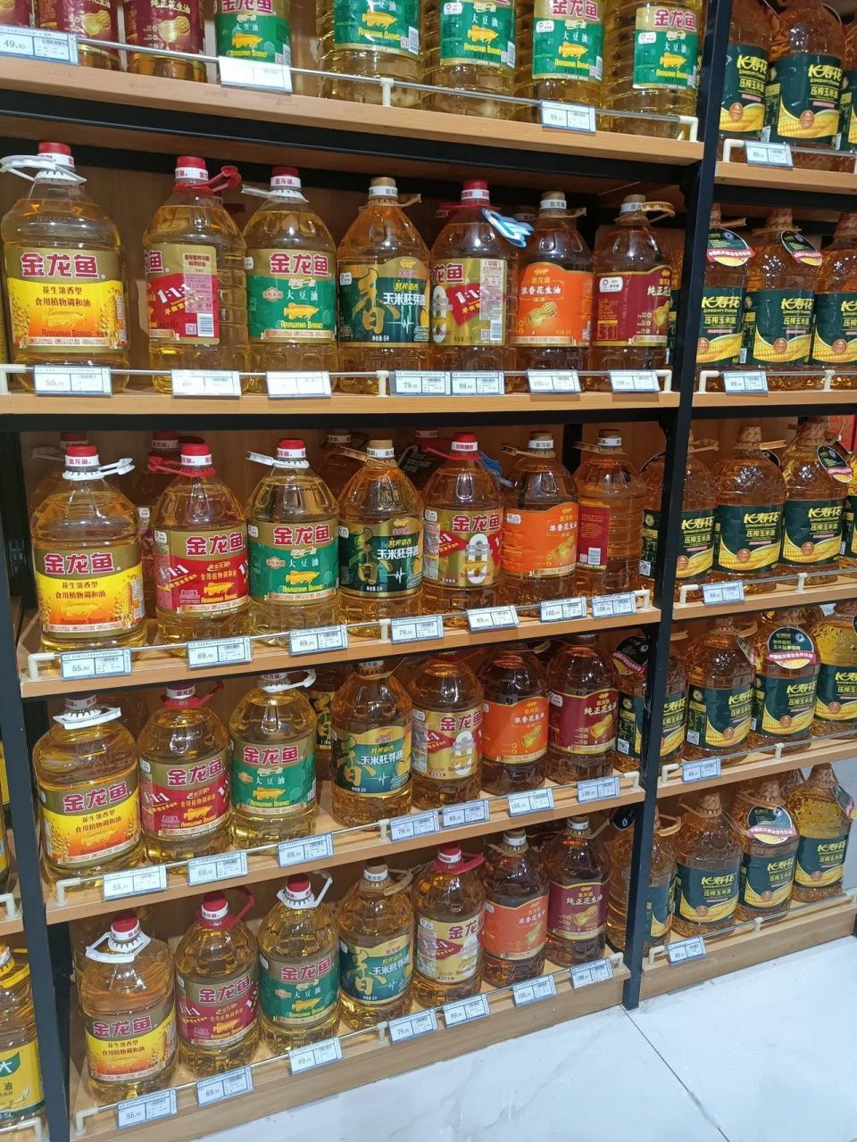 6000亿灰飞烟灭！伪装成国货的金龙鱼，背后的“资本局”昔日“油茅”，风光不再！    近日，金龙鱼公布2024年年度财报，公司营业收入2388.66亿元，同比下降5.03%，归母净利润仅为25.02亿，同比下降12.14%。    金龙鱼曾是与茅台比肩的粮油巨头，如今却交出一份不好看的成绩单，着实令人唏嘘。       但这已经不是金龙鱼首次出现业绩亏损。自2020年上市以来，金龙鱼就陷入长达三(图4)