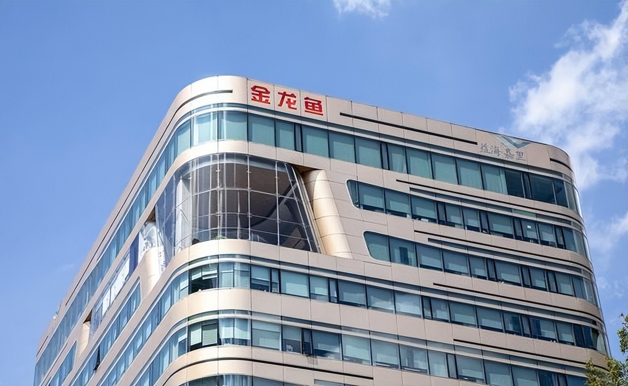 6000亿灰飞烟灭！伪装成国货的金龙鱼，背后的“资本局”昔日“油茅”，风光不再！    近日，金龙鱼公布2024年年度财报，公司营业收入2388.66亿元，同比下降5.03%，归母净利润仅为25.02亿，同比下降12.14%。    金龙鱼曾是与茅台比肩的粮油巨头，如今却交出一份不好看的成绩单，着实令人唏嘘。       但这已经不是金龙鱼首次出现业绩亏损。自2020年上市以来，金龙鱼就陷入长达三(图7)