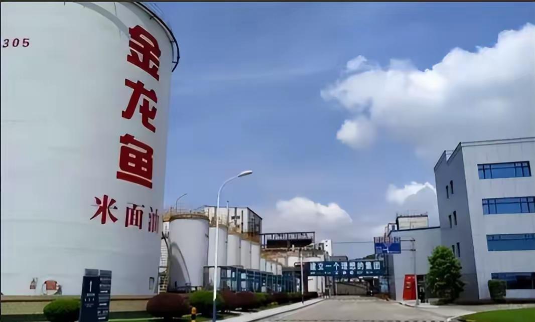 6000亿灰飞烟灭！伪装成国货的金龙鱼，背后的“资本局”昔日“油茅”，风光不再！    近日，金龙鱼公布2024年年度财报，公司营业收入2388.66亿元，同比下降5.03%，归母净利润仅为25.02亿，同比下降12.14%。    金龙鱼曾是与茅台比肩的粮油巨头，如今却交出一份不好看的成绩单，着实令人唏嘘。       但这已经不是金龙鱼首次出现业绩亏损。自2020年上市以来，金龙鱼就陷入长达三(图11)